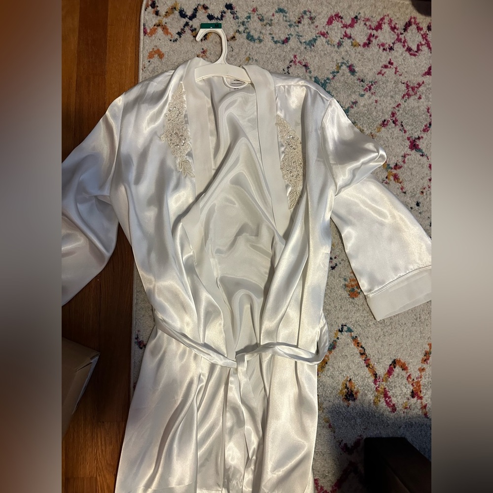 Linda Donatello satin robe